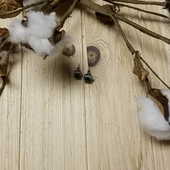 🍀🍀Elegant Emerald Green Cushion Cut CZ Studs - Picture 7 of 8